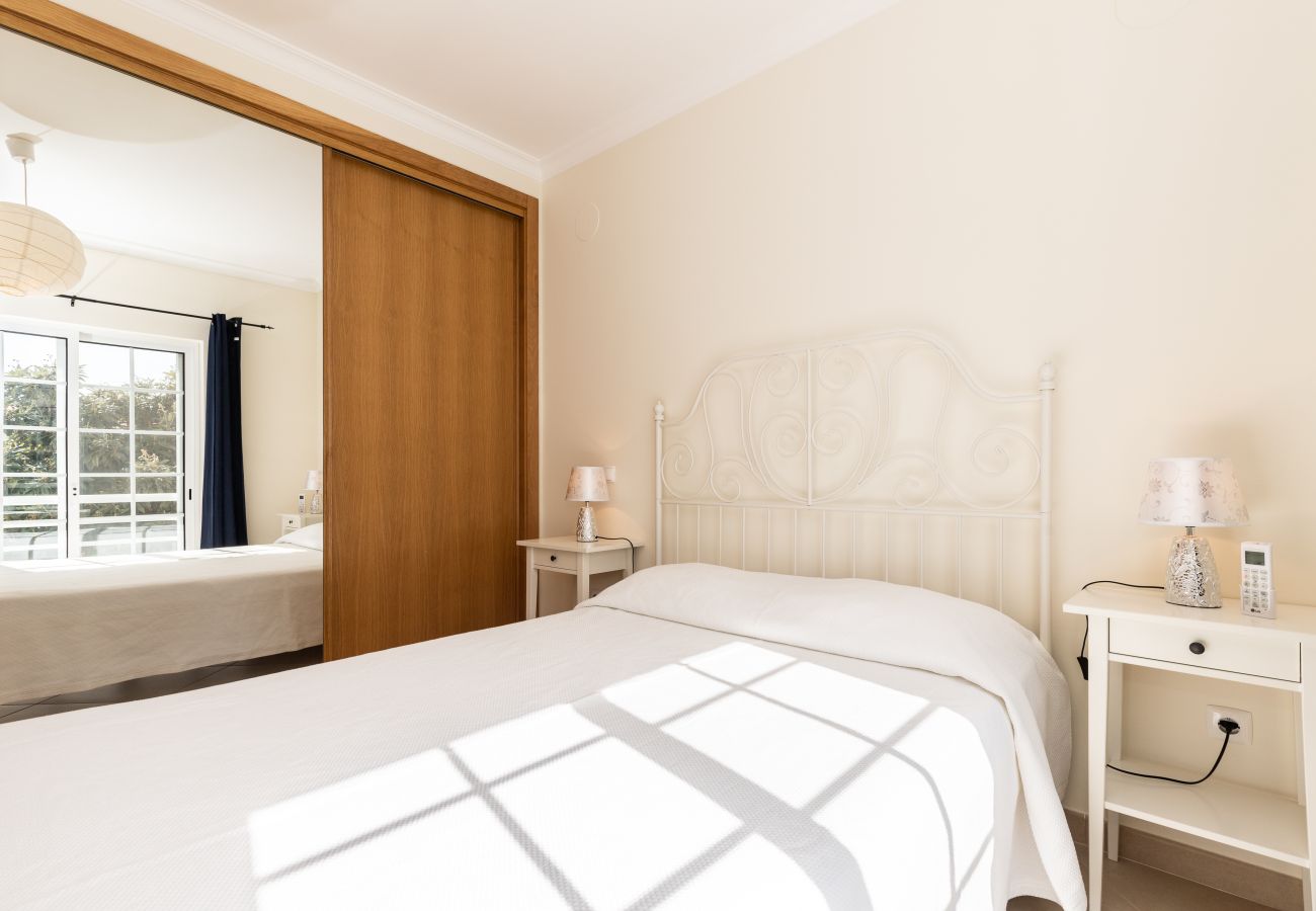 Casa geminada em Manta Rota - Moradia 4 quartos e pátio by AlgarveManta (2V4)