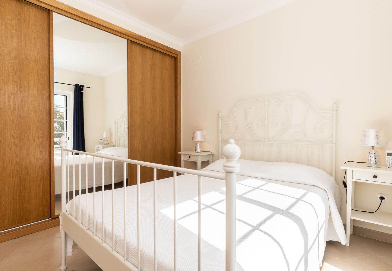 Casa geminada em Manta Rota - Moradia 4 quartos e pátio by AlgarveManta (2V4)