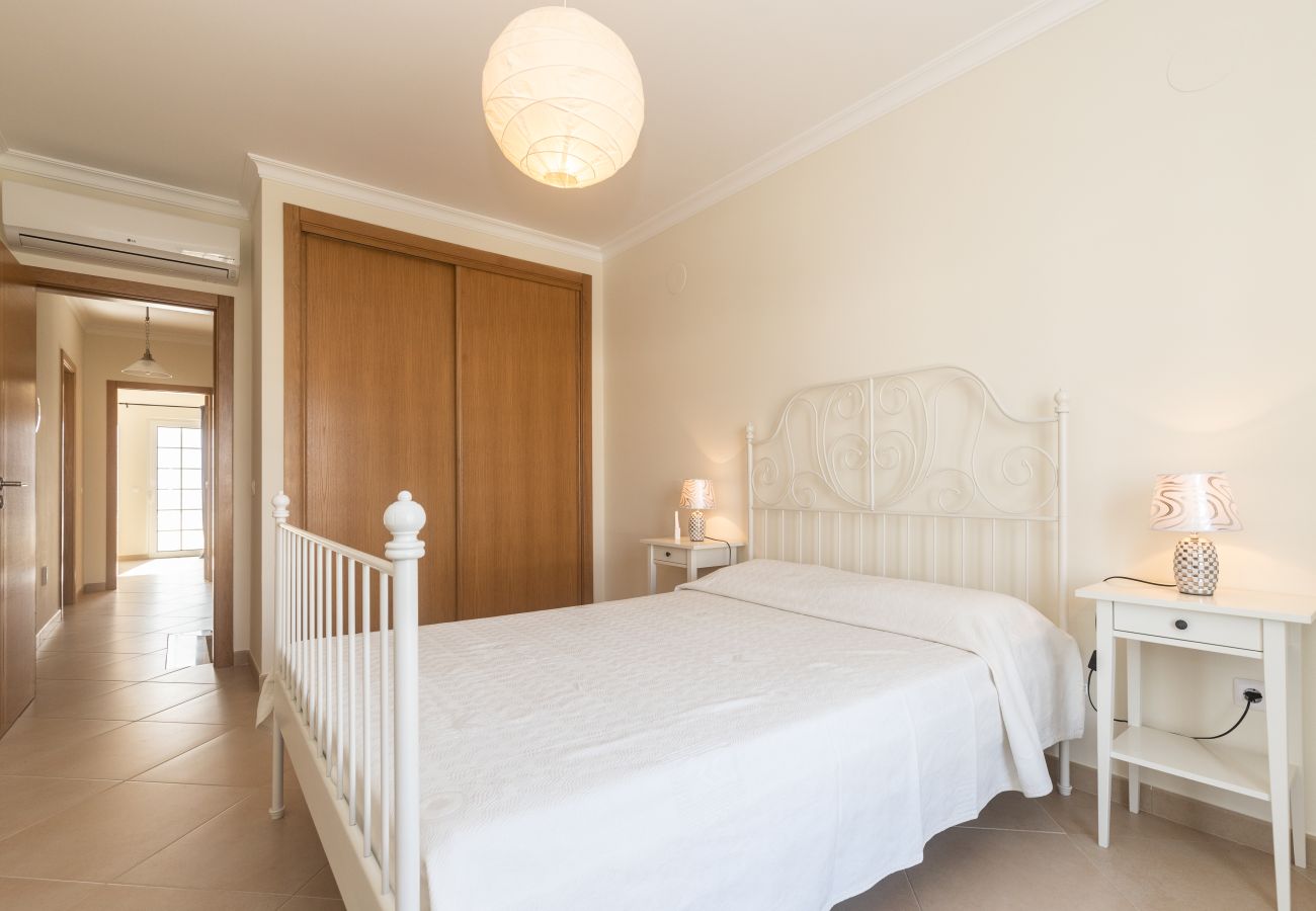Casa geminada em Manta Rota - Moradia 4 quartos e pátio by AlgarveManta (2V4)