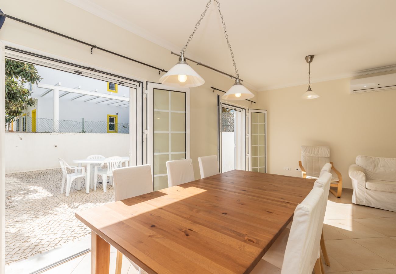Casa geminada em Manta Rota - Moradia 4 quartos e pátio by AlgarveManta (2V4)