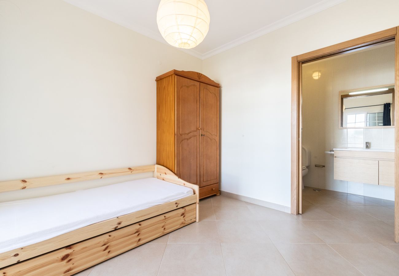 Casa geminada em Manta Rota - Moradia 4 quartos e pátio by AlgarveManta (2V4)