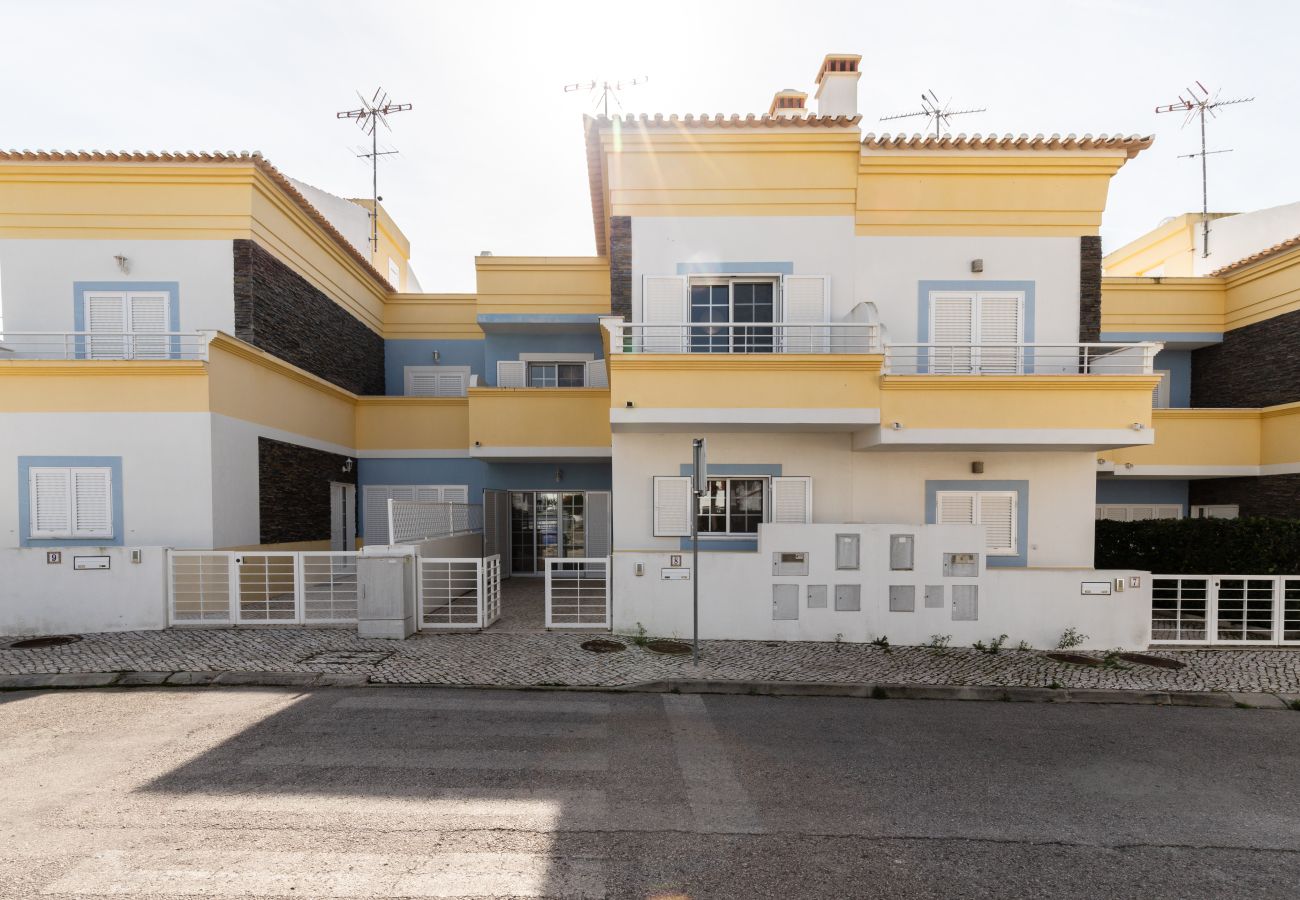 Casa geminada em Manta Rota - Moradia 4 quartos e pátio by AlgarveManta (2V4)