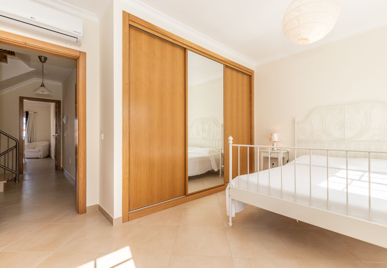 Casa geminada em Manta Rota - Moradia 4 quartos e pátio by AlgarveManta (2V4)