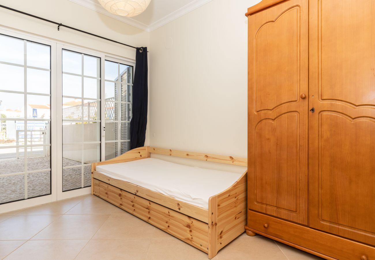 Casa geminada em Manta Rota - Moradia 4 quartos e pátio by AlgarveManta (2V4)