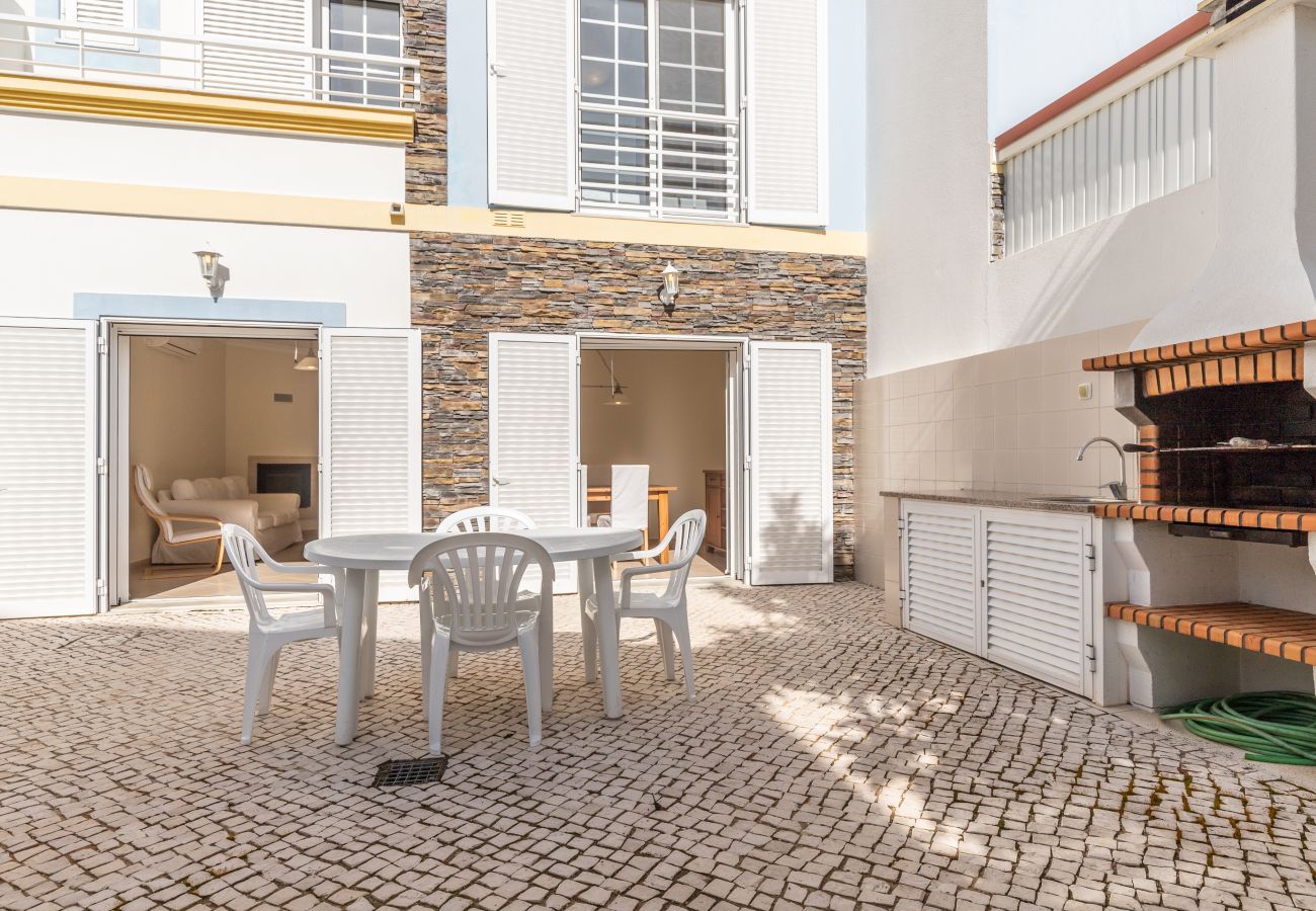 Casa geminada em Manta Rota - Moradia 4 quartos e pátio by AlgarveManta (2V4)