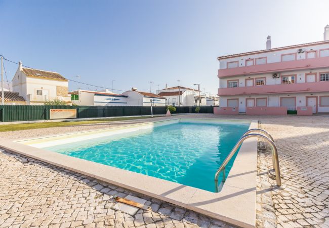  in Manta Rota - 1 bedroom apartment in condominium with swimming pool by AlgarveManta