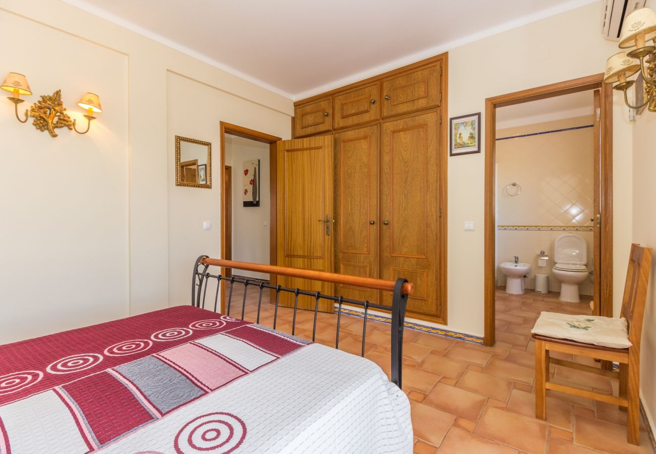 House in Manta Rota - Villa with private pool and patio 800m from the beach by AlgarveManta (9V3)
