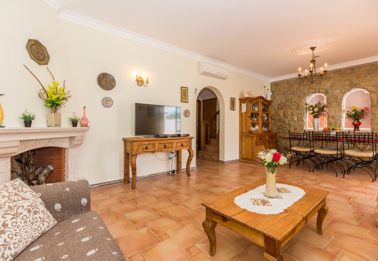 House in Manta Rota - Villa with private pool and patio 800m from the beach by AlgarveManta (9V3)