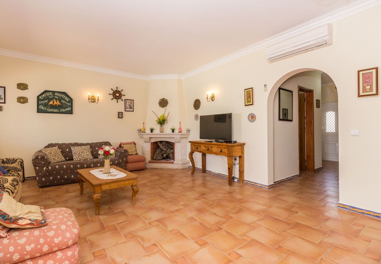 House in Manta Rota - Villa with private pool and patio 800m from the beach by AlgarveManta (9V3)