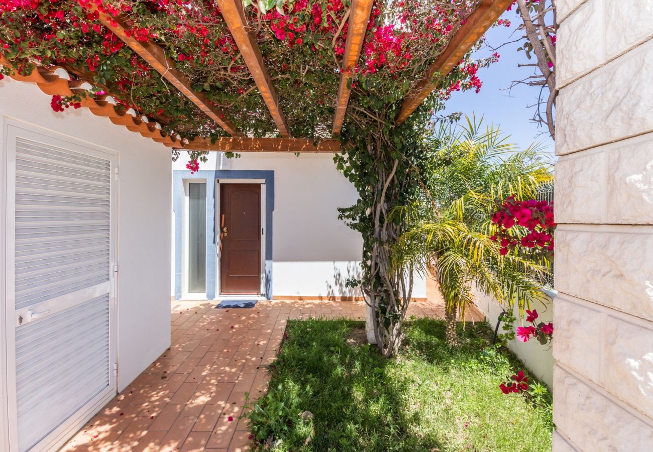 House in Manta Rota - Villa with 4 bedrooms and swimming pool with WIFI 300m from the beach by AlgarveManta (5V4)