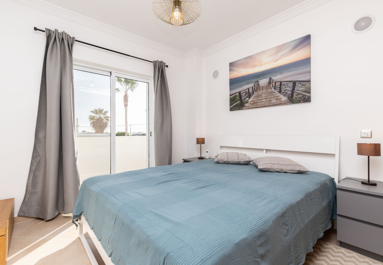 Residence in Manta Rota - 4 bedroom villa in condominium with pool and WIFI by AlgarveManta (8V4)