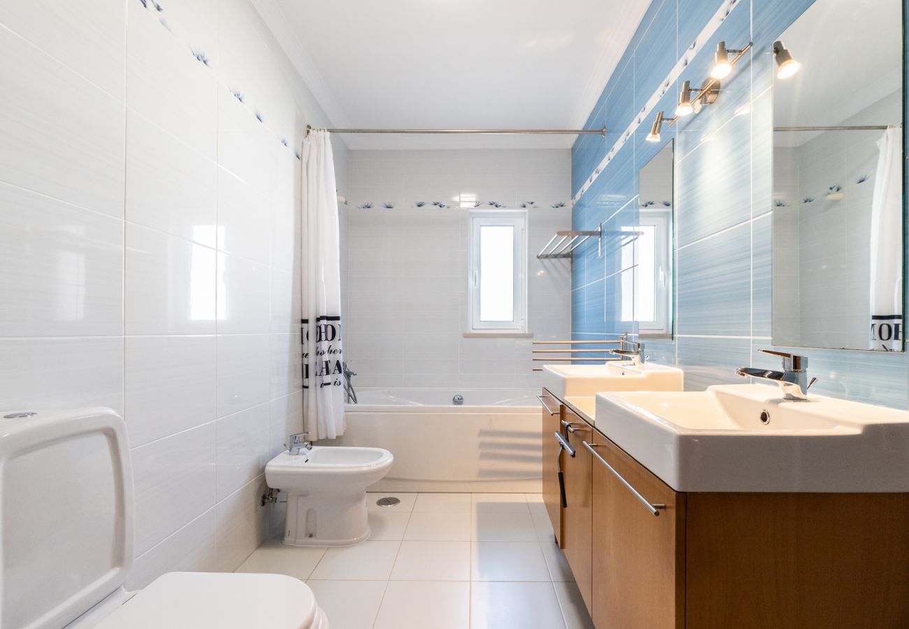 Residence in Manta Rota - 4 bedroom villa in condominium with pool and WIFI by AlgarveManta (8V4)