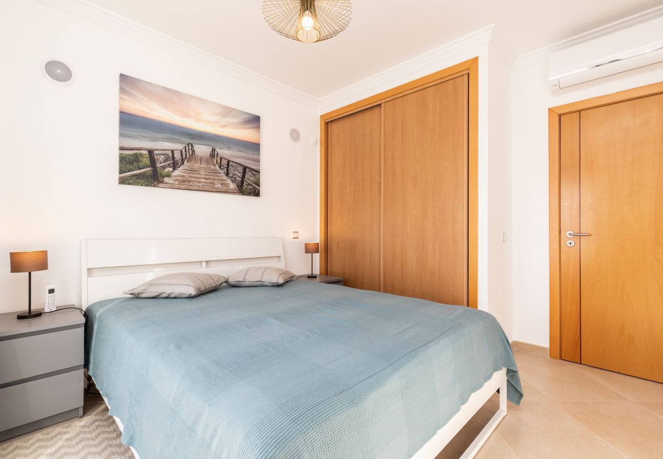 Residence in Manta Rota - 4 bedroom villa in condominium with pool and WIFI by AlgarveManta (8V4)
