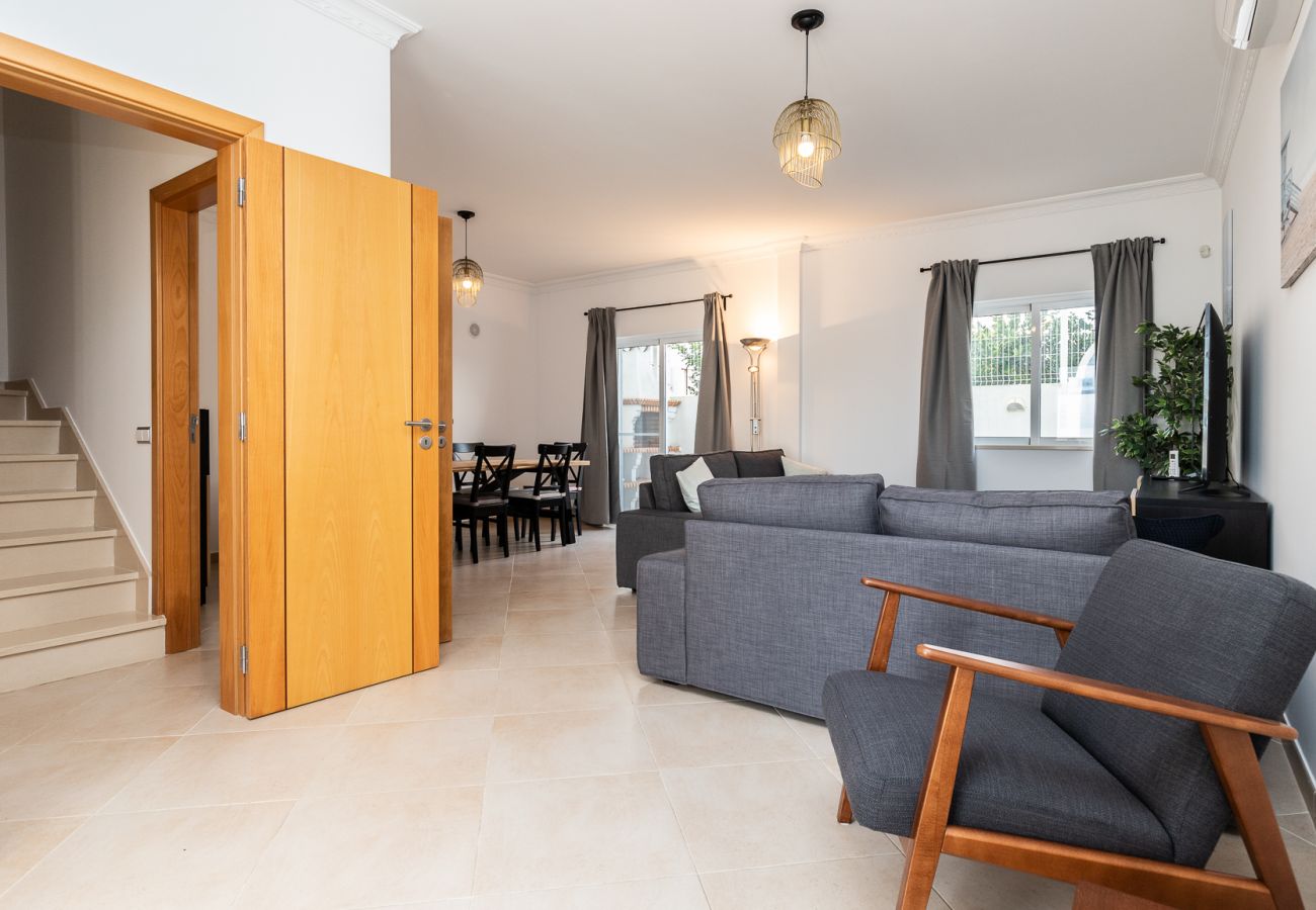Residence in Manta Rota - 4 bedroom villa in condominium with pool and WIFI by AlgarveManta (8V4)