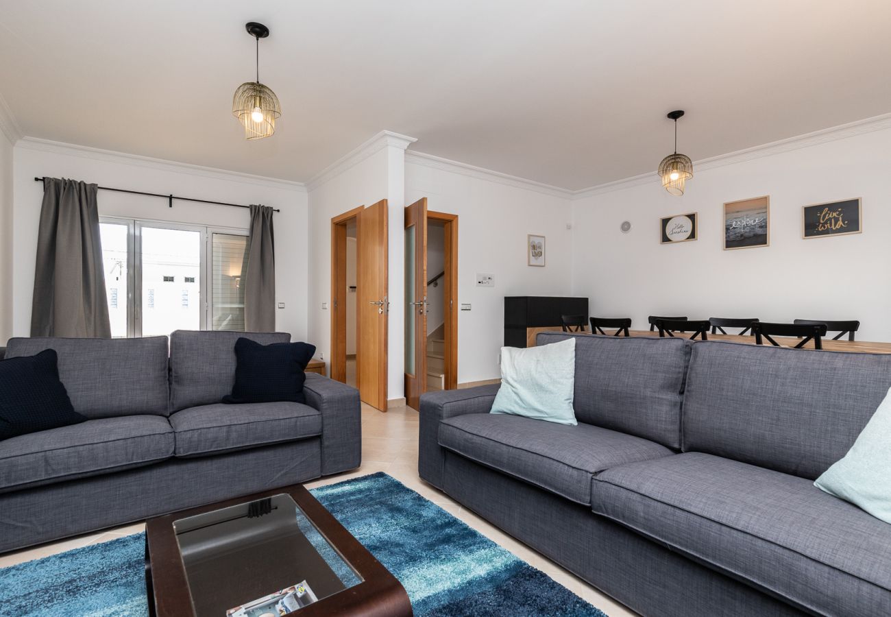 Residence in Manta Rota - 4 bedroom villa in condominium with pool and WIFI by AlgarveManta (8V4)