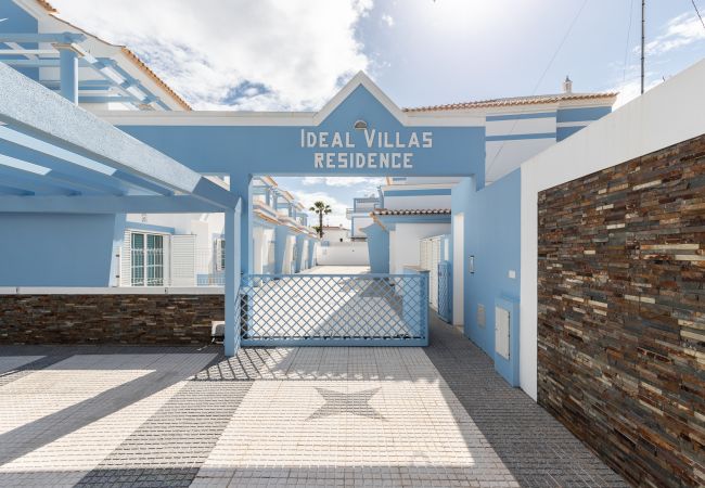 Terraced House in Manta Rota - 4 bedroom villa in condominium with swimming pool by AlgarveManta (9V4) Terraced House in Manta Rota - 4 bedroom villa in condominium with swimming pool by AlgarveManta (9V4)