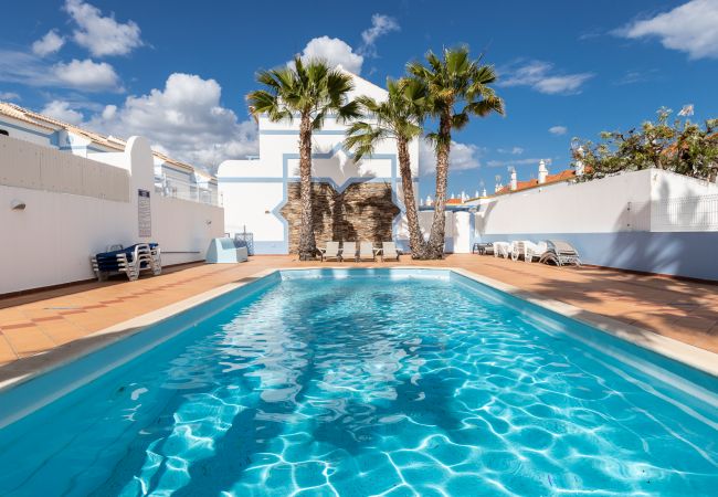 Terraced House in Manta Rota - 4 bedroom villa in condominium with swimming pool by AlgarveManta (9V4) Terraced House in Manta Rota - 4 bedroom villa in condominium with swimming pool by AlgarveManta (9V4)
