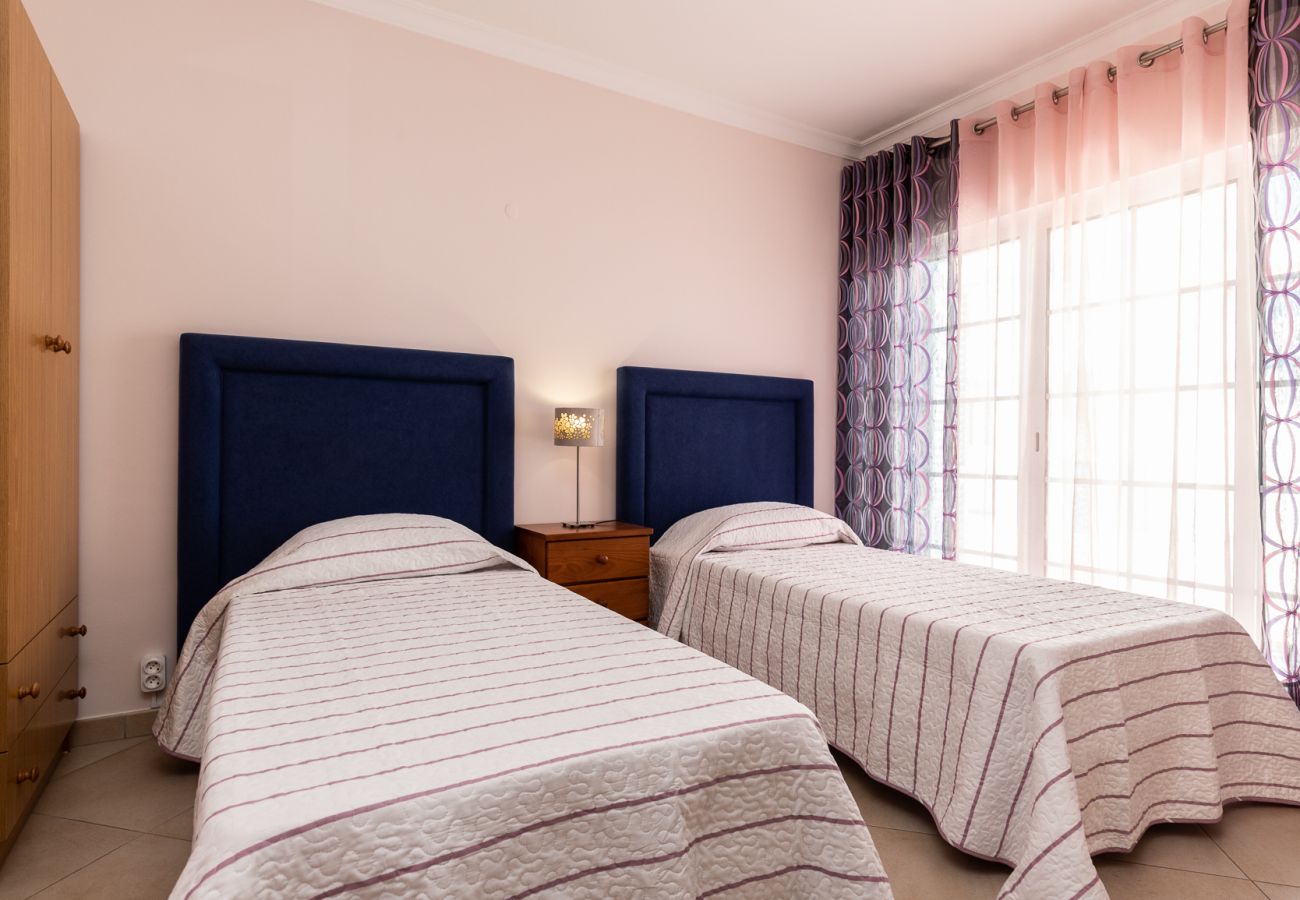 Townhouse in Manta Rota - 4 bedroom villa in condominium with swimming pool by AlgarveManta (9V4)