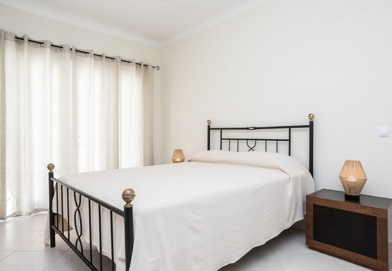Villa in Manta Rota - 4-bedroom villa with patio, barbecue and air conditioning by AlgarveManta (11V4)