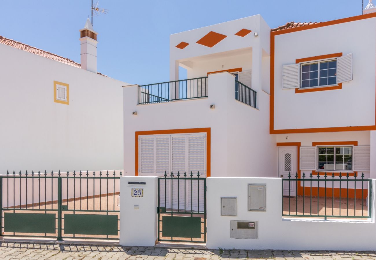 Casa en Manta Rota - Casa con piscina privada y patio a 800m de la playa by AlgarveManta (9V3)