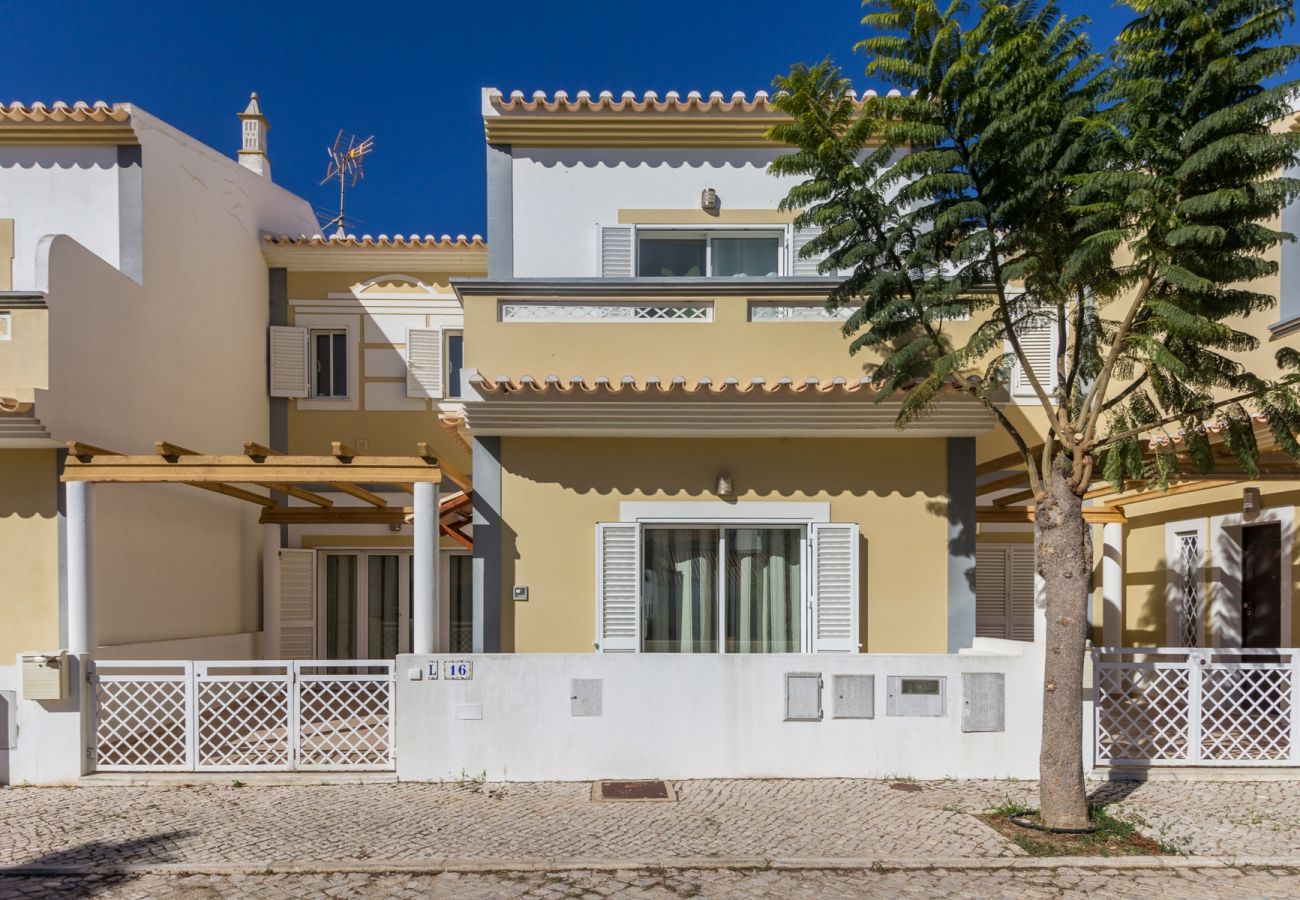 Casa adosada en Manta Rota - Villa de 3 dormitorios con piscina privada y wifi by AlgarveManta (25V3)