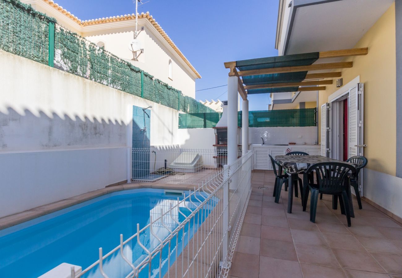 Casa adosada en Manta Rota - Villa de 3 dormitorios con piscina privada y wifi by AlgarveManta (25V3)