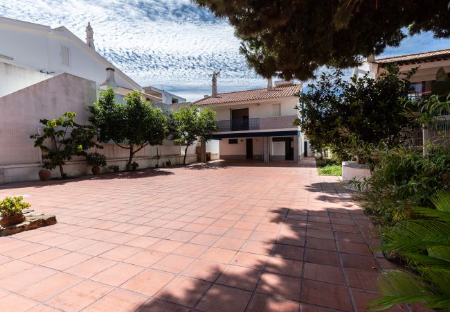 Casa en Manta Rota - Vivienda con estacionamiento para 2 coches a 400m de la playa  Y Wi-Fi by AlgarveManta (48V3)