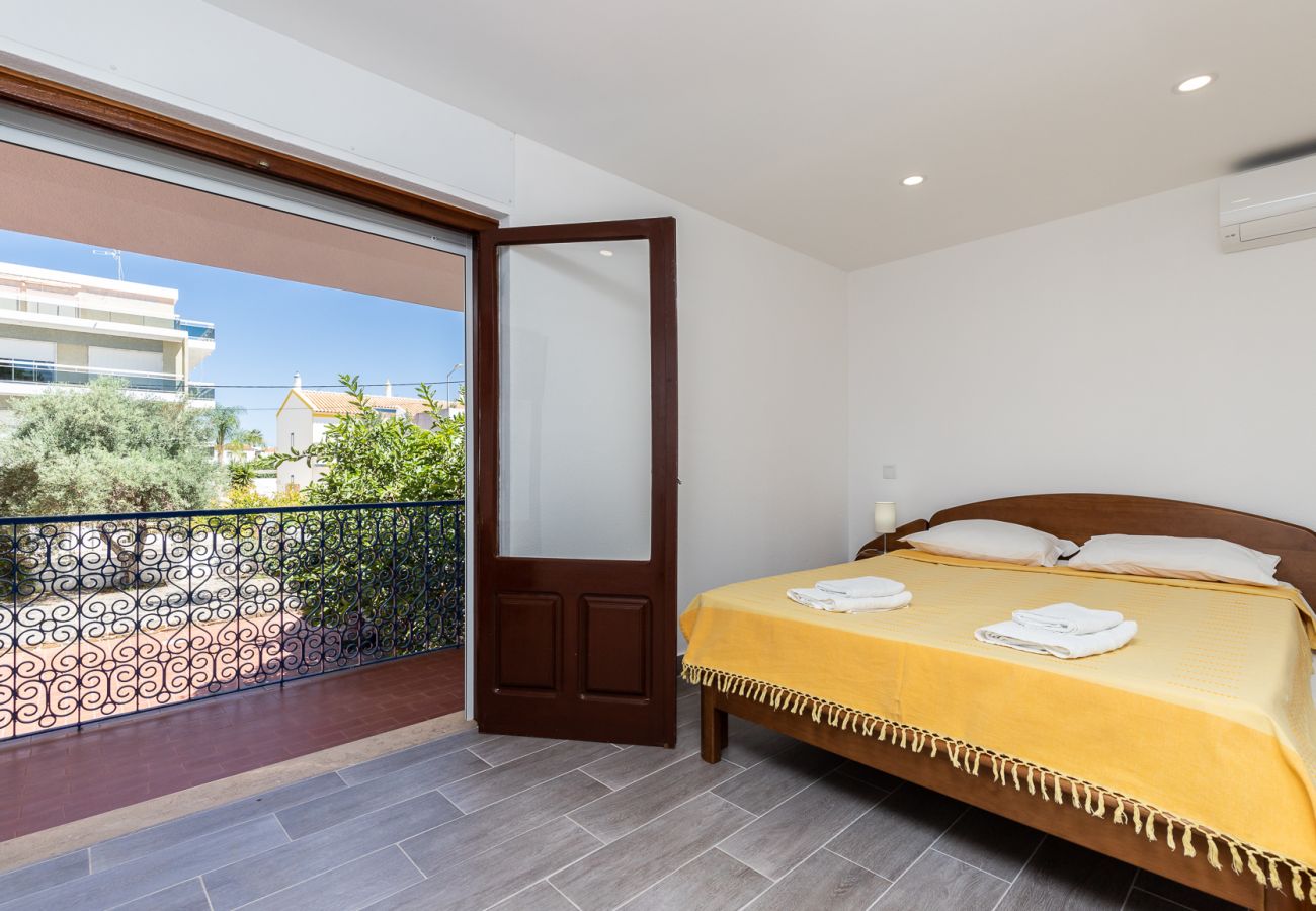 Casa en Manta Rota - Vivienda con estacionamiento para 2 coches a 400m de la playa  Y Wi-Fi by AlgarveManta (48V3)