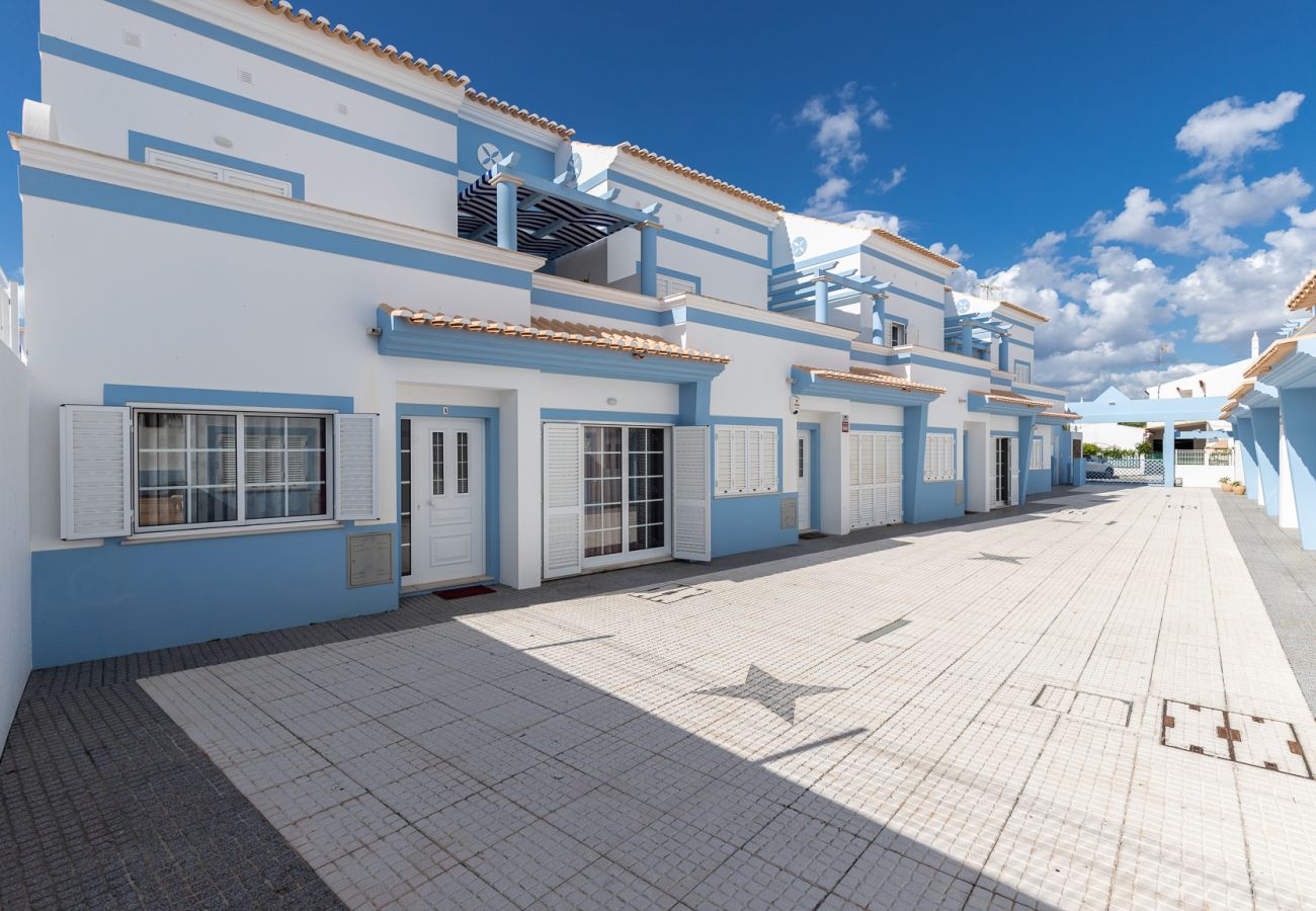 Casa adosada en Manta Rota - Casa de 4 habitaciones en Condominio con piscina by AlgarveManta (9V4)