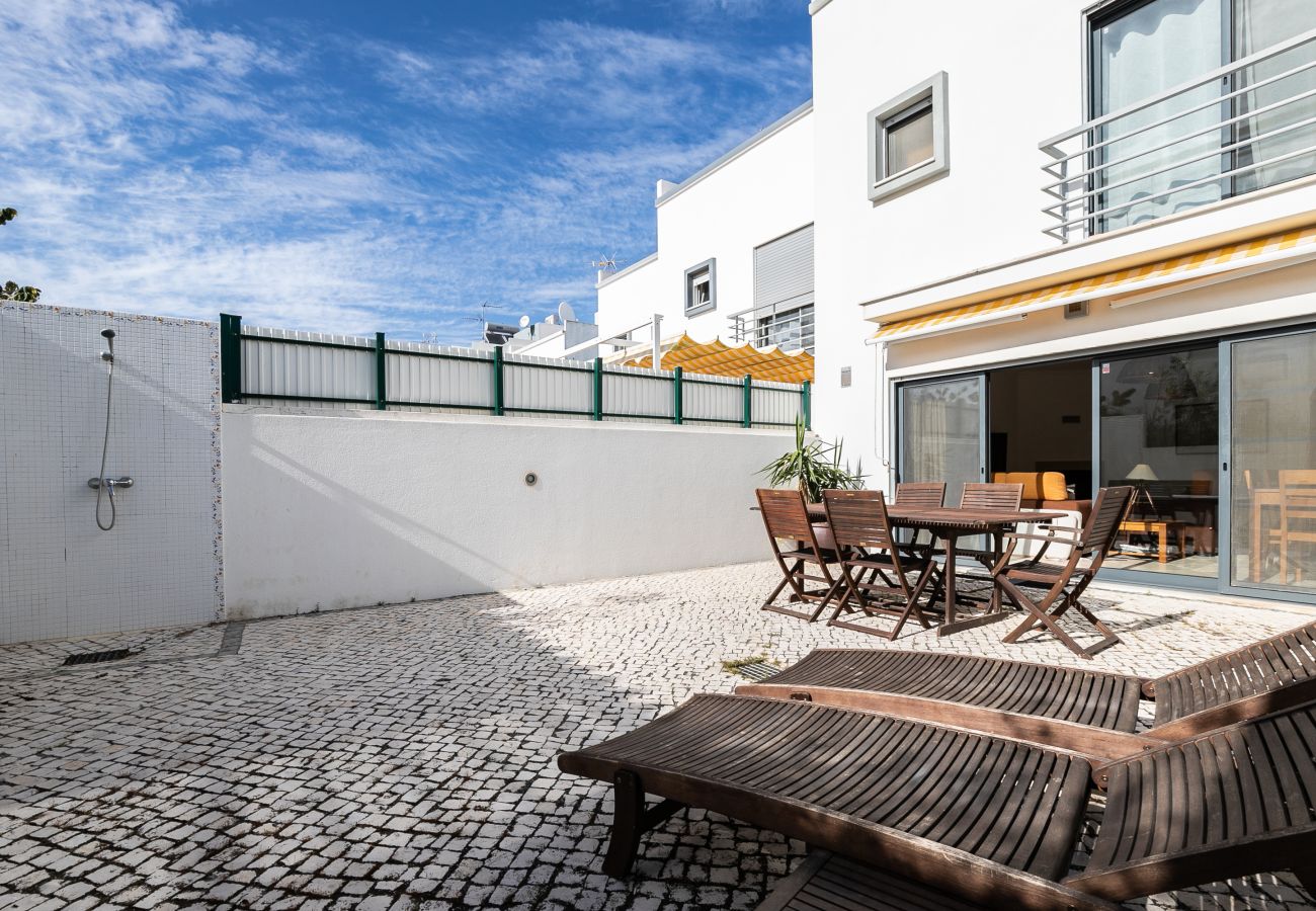 Casa adosada en Manta Rota - Villa de 3 dormitorios a 50 metros de la playa con patio por AlgarveManta (15V3)