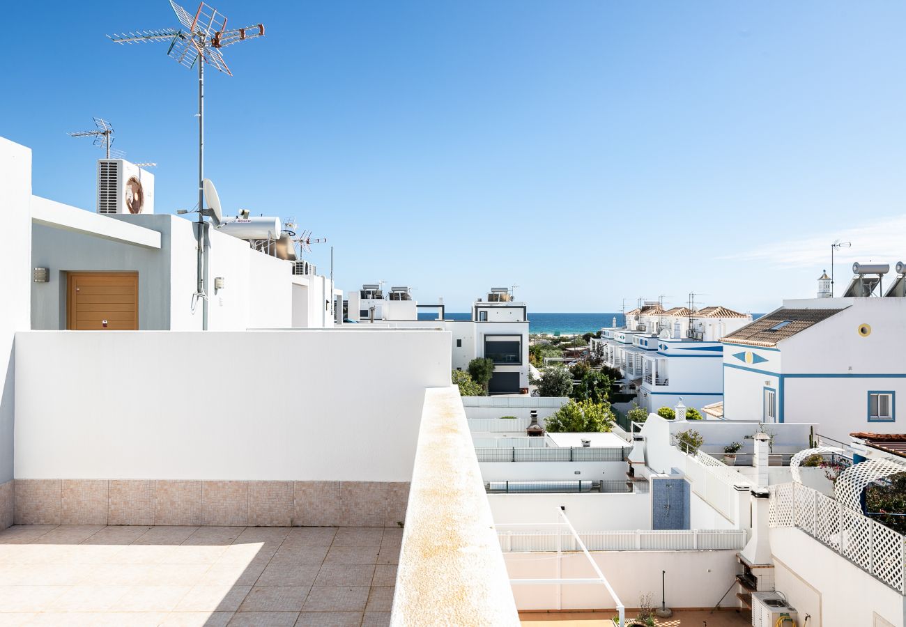 Casa adosada en Manta Rota - Villa de 3 dormitorios a 50 metros de la playa con patio por AlgarveManta (15V3)