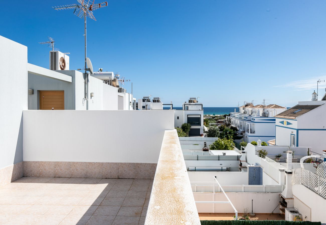 Casa adosada en Manta Rota - Villa de 3 dormitorios a 50 metros de la playa con patio por AlgarveManta (15V3)