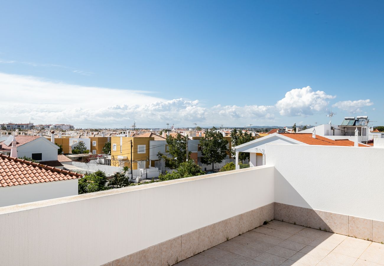 Casa adosada en Manta Rota - Villa de 3 dormitorios a 50 metros de la playa con patio por AlgarveManta (15V3)