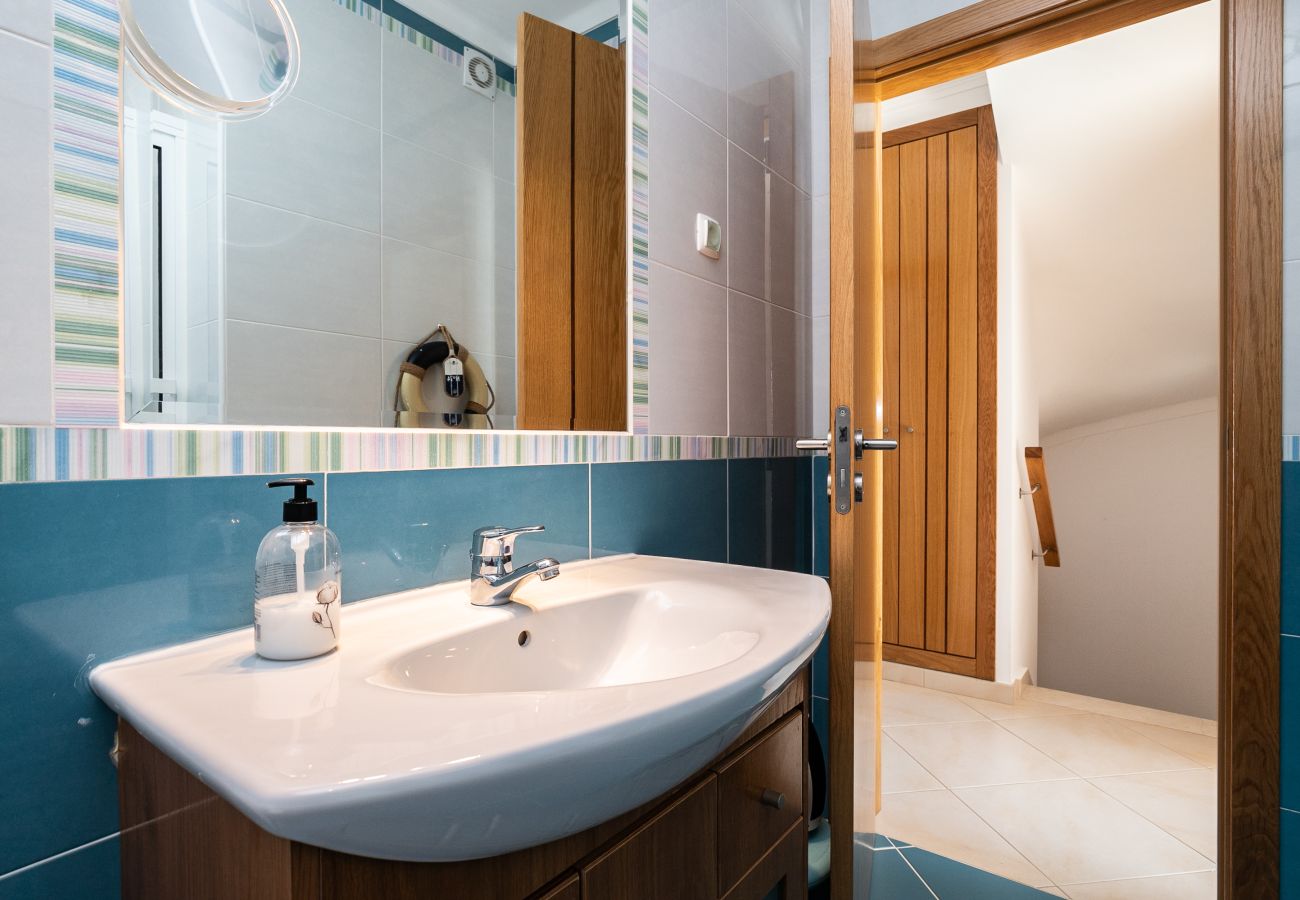 Casa adosada en Manta Rota - Villa de 3 dormitorios a 50 metros de la playa con patio por AlgarveManta (15V3)