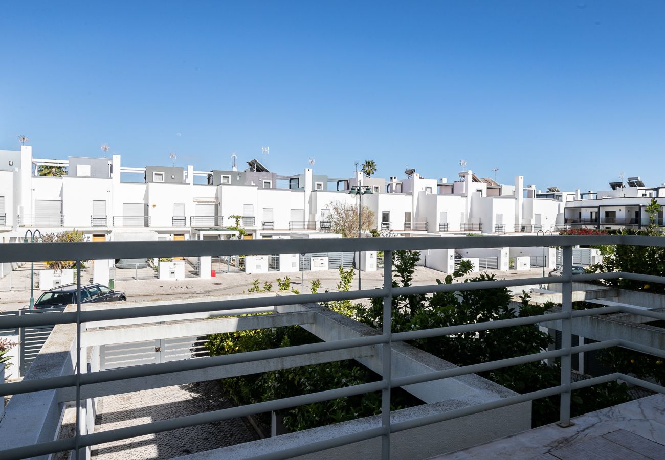 Casa adosada en Manta Rota - Villa de 3 dormitorios a 50 metros de la playa con patio por AlgarveManta (15V3)