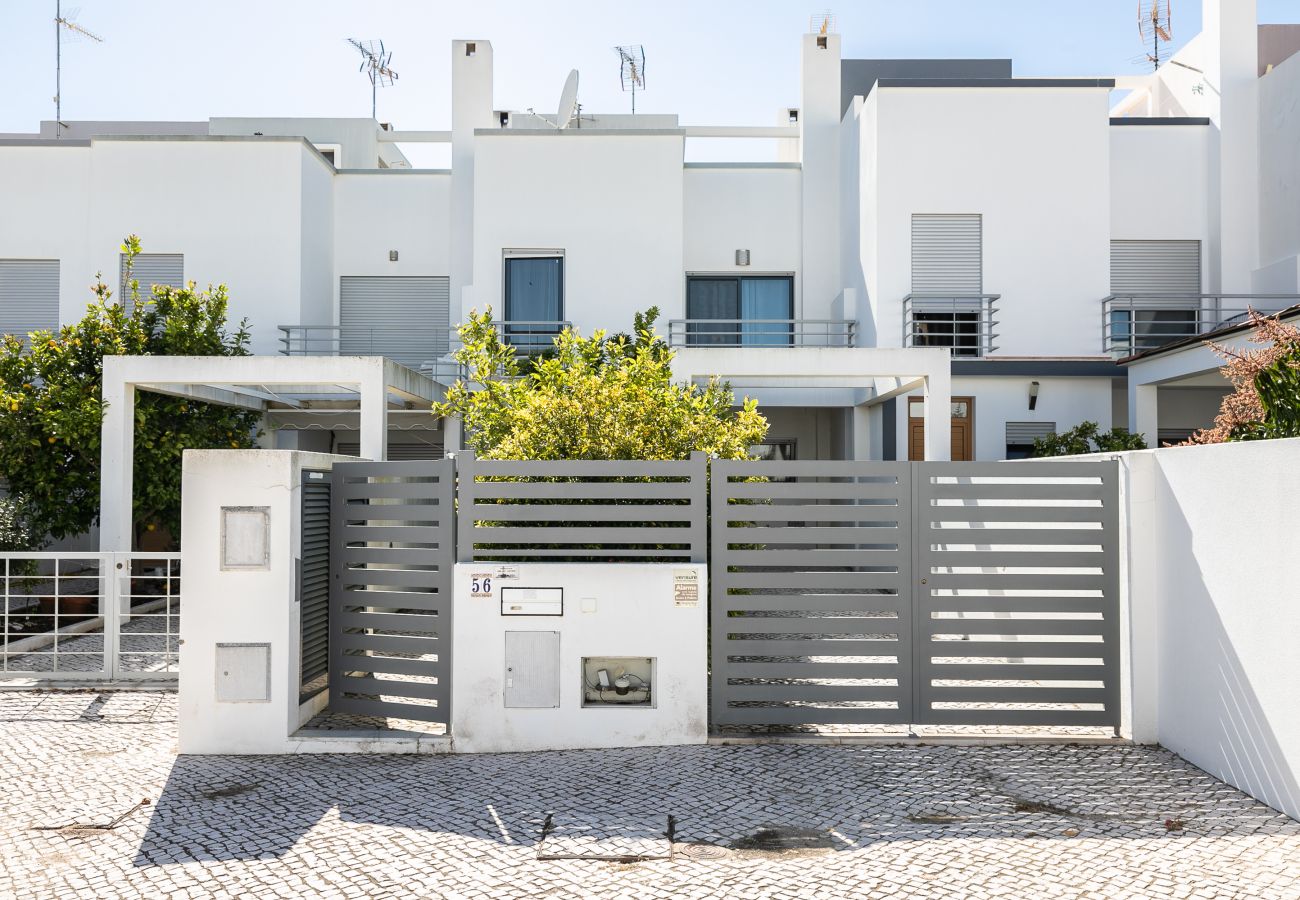 Casa adosada en Manta Rota - Villa de 3 dormitorios a 50 metros de la playa con patio por AlgarveManta (15V3)