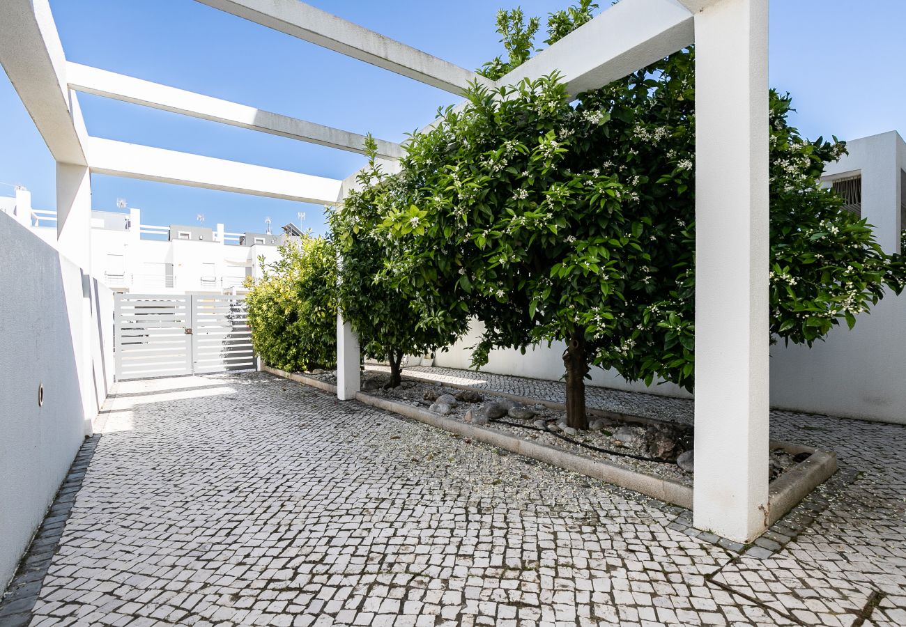 Casa adosada en Manta Rota - Villa de 3 dormitorios a 50 metros de la playa con patio por AlgarveManta (15V3)