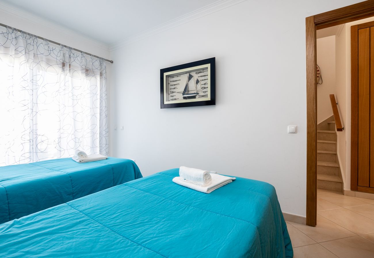 Casa adosada en Manta Rota - Villa de 3 dormitorios a 50 metros de la playa con patio por AlgarveManta (15V3)