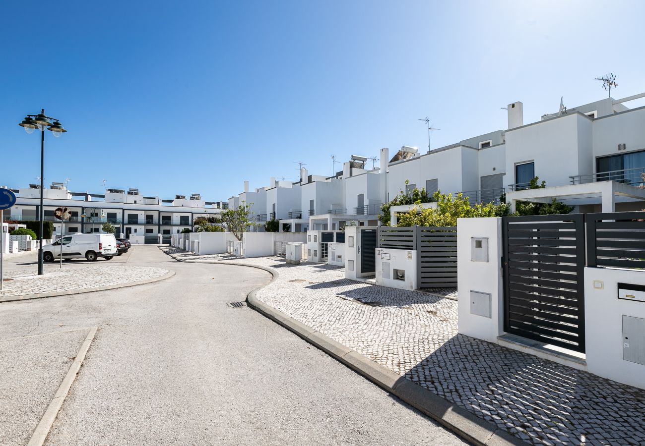 Casa adosada en Manta Rota - Villa de 3 dormitorios a 50 metros de la playa con patio por AlgarveManta (15V3)
