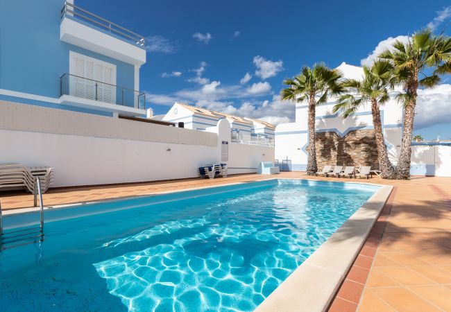 Casa adosada en Manta Rota - Villa de 3 dormitorios en condominio con piscina por AlgarveManta (3V3)
