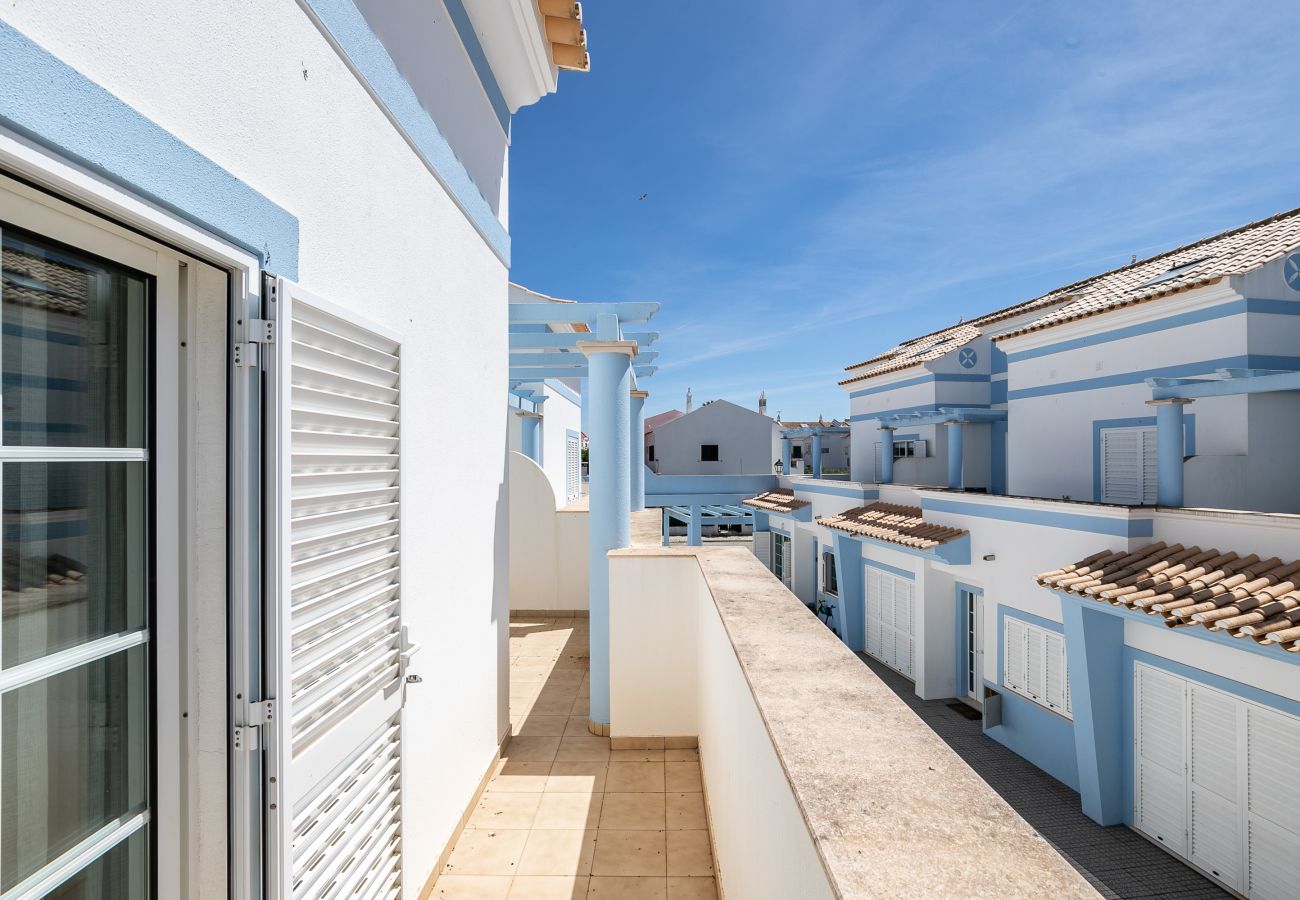 Casa adosada en Manta Rota - Villa de 3 dormitorios en condominio con piscina por AlgarveManta (3V3)