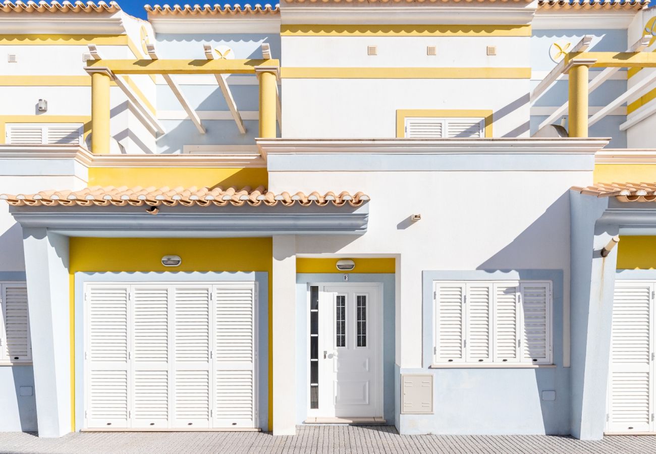 Casa adosada en Manta Rota - Villa de 3 dormitorios en condominio con piscina por AlgarveManta (19V3)