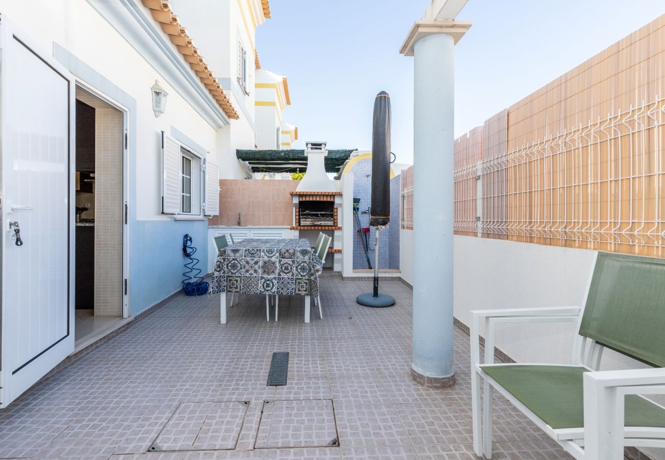 Casa adosada en Manta Rota - Villa de 3 dormitorios en condominio con piscina por AlgarveManta (19V3)