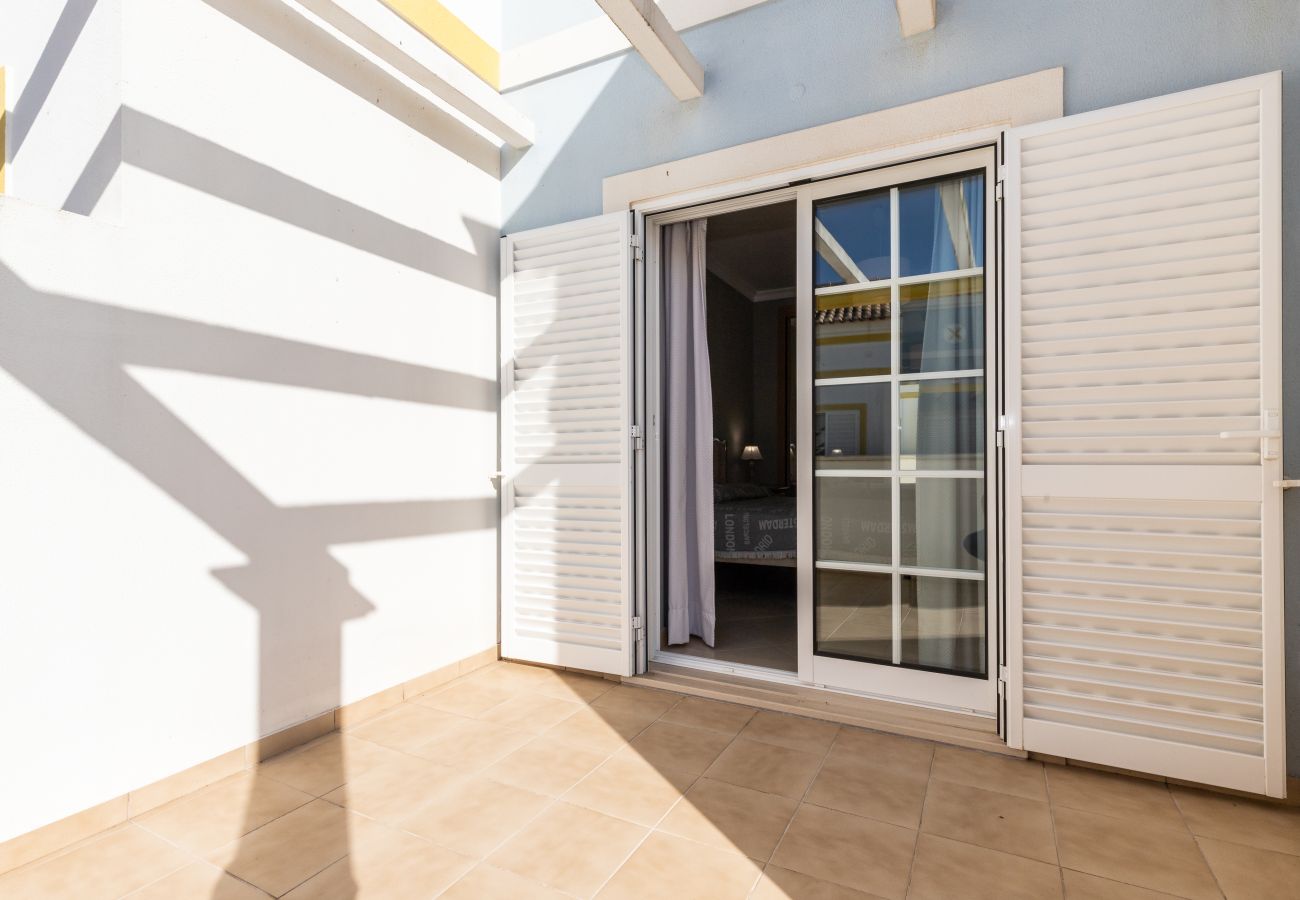 Casa adosada en Manta Rota - Villa de 3 dormitorios en condominio con piscina por AlgarveManta (19V3)