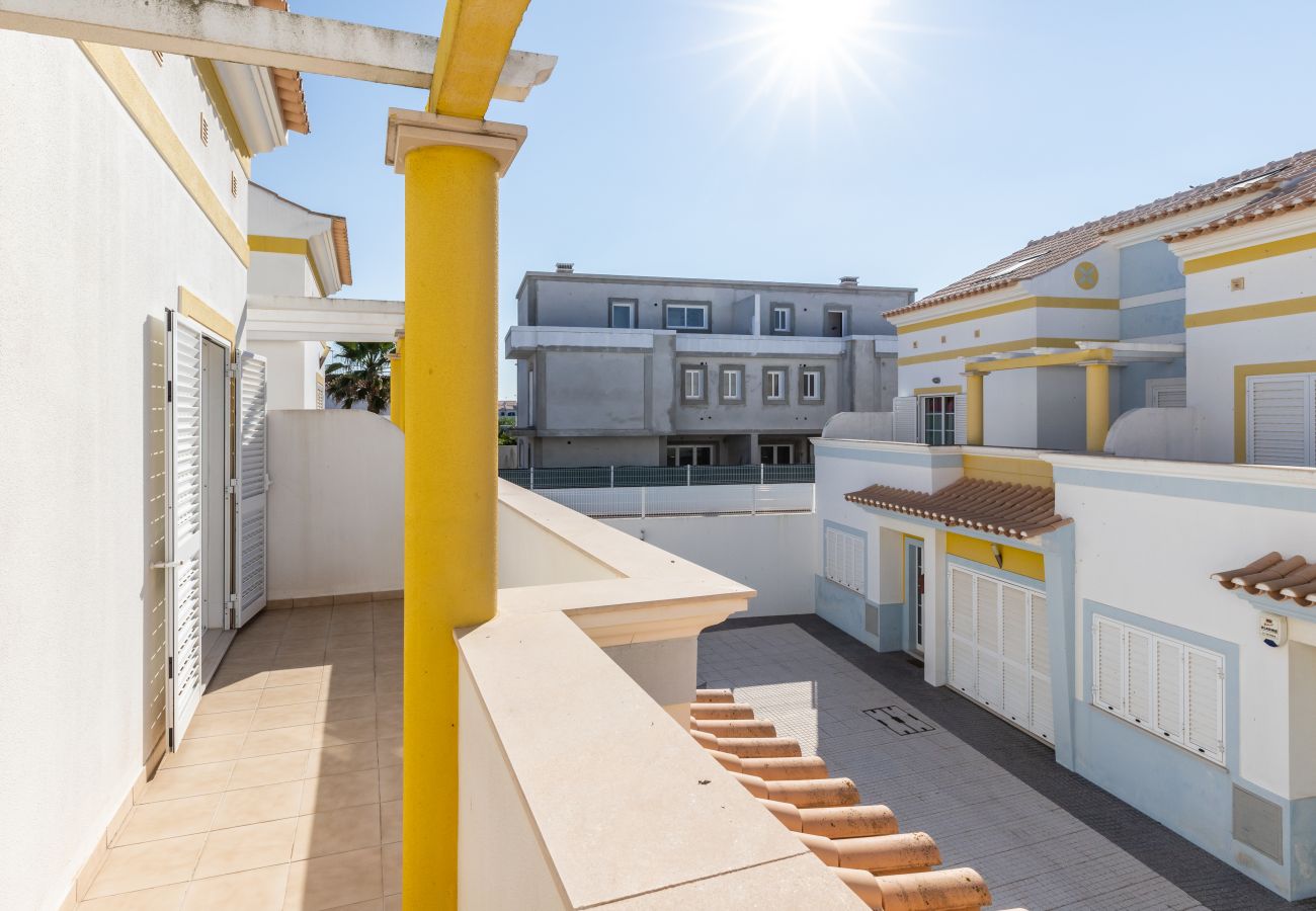 Casa adosada en Manta Rota - Villa de 3 dormitorios en condominio con piscina por AlgarveManta (19V3)