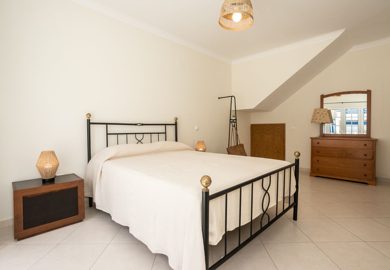Villa en Manta Rota - Casa de 4 dormitorios con patio, barbacoa y aire acondicionado de AlgarveManta (11V4)