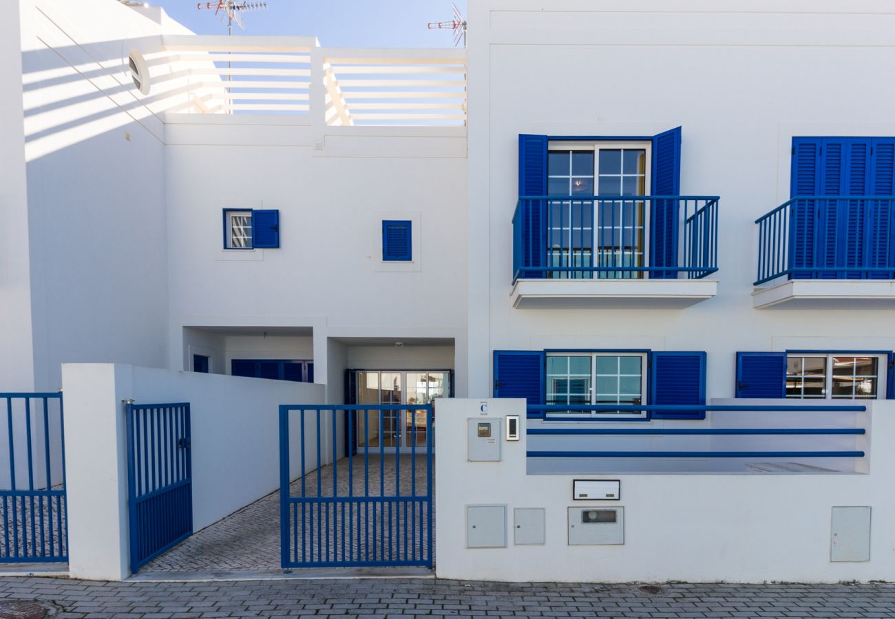 Maison mitoyenne à Manta Rota - Villa de 3 chambres sur la 1ère ligne de plage et Wi-Fi by AlgarveManta (21V3)