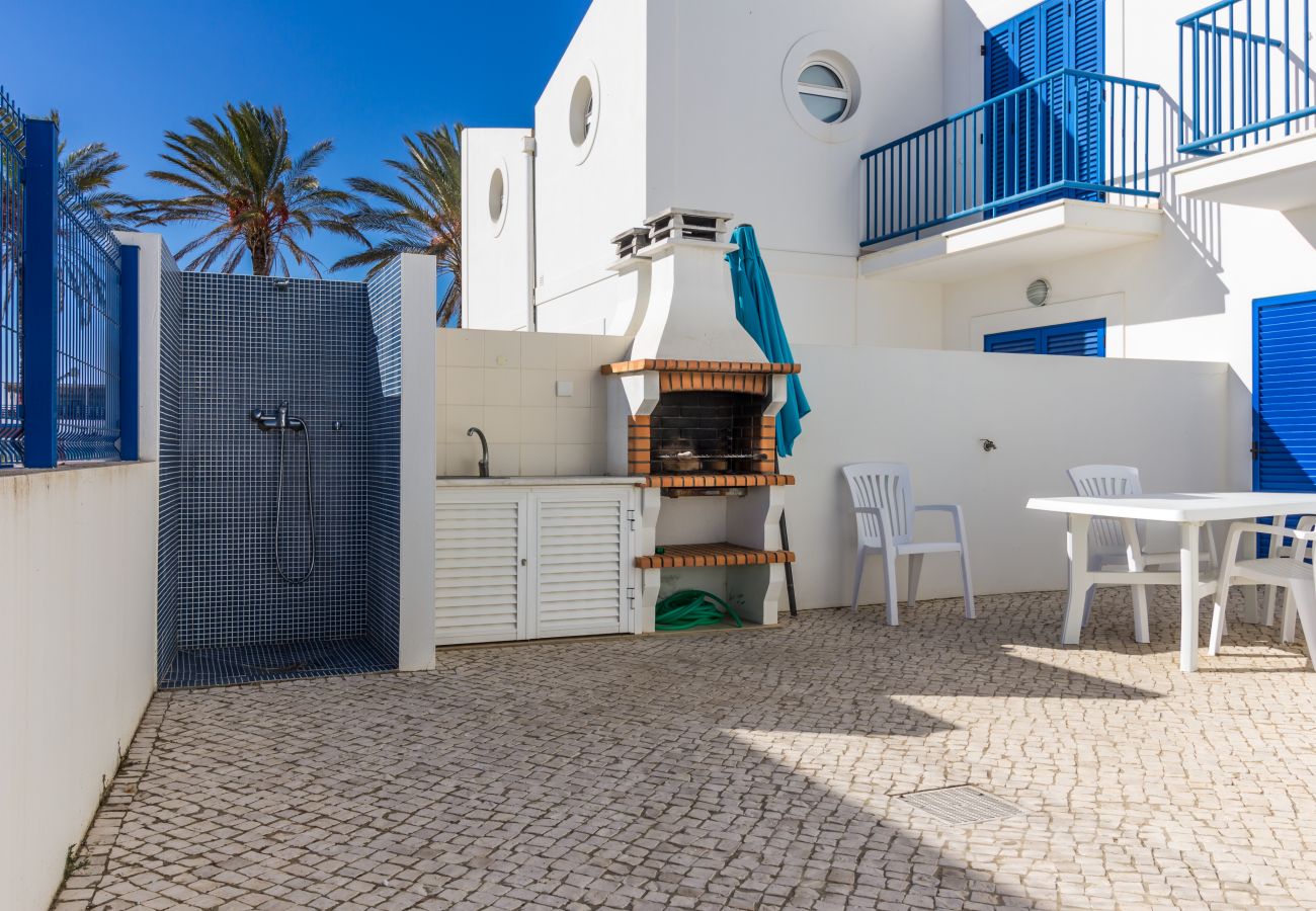 Maison mitoyenne à Manta Rota - Villa de 3 chambres sur la 1ère ligne de plage et Wi-Fi by AlgarveManta (21V3)