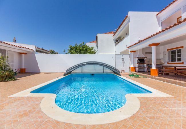 Maison à Manta Rota - Villa avec piscine privée et patio à 800m de la plage by AlgarveManta (9V3) Maison à Manta Rota - Villa avec piscine privée et patio à 800m de la plage by AlgarveManta (9V3)