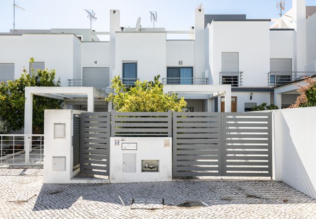 Maison mitoyenne à Manta Rota - Villa de 3 chambres à coucher à 50 mètres de la plage avec patio par AlgarveManta (15V3) Maison mitoyenne à Manta Rota - Villa de 3 chambres à coucher à 50 mètres de la plage avec patio par AlgarveManta (15V3)